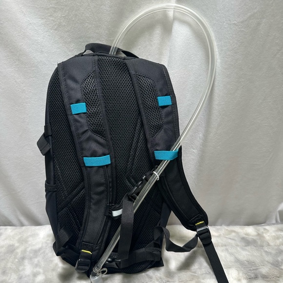 NWT Sierra Designs 2 liter camelback backpack - Picture 2 of 4
